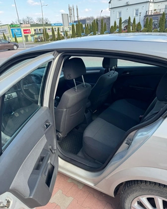 Opel Astra cena 13900 przebieg: 148730, rok produkcji 2006 z Tarnobrzeg małe 56